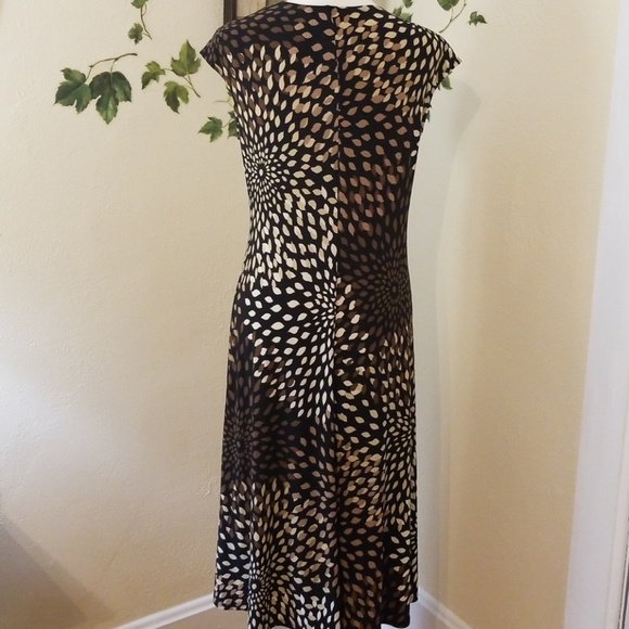 Pretty print v neck dress with ring rouching - Picture 3 of 5